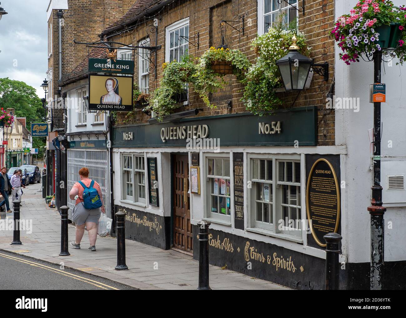 Gli amanti dello shopping oggi passano davanti al Queen's Head pub a Uxbridge. I pub in Inghilterra sono autorizzati a riaprire dal 'Super Sabato' 4 luglio 2020 a seguito dell'allentamento delle regole del lockdon di Coronavirus Foto Stock