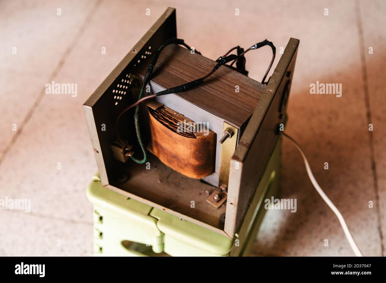 Vecchio trasformatore con nucleo laminato personalizzato da 220 V a 110 V,  vista interna, nucleo in ferro, avvolgimenti in rame con carta isolante  avvolta intorno Foto stock - Alamy
