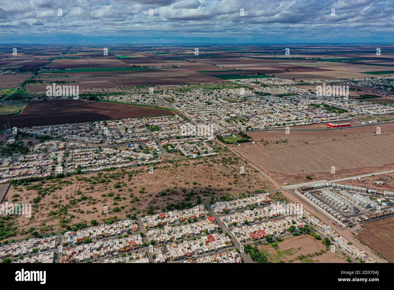 Vista aerea della valle di Yaqui, distretto di irrigazione, ejido sulle rive di Cajeme o Obregon sonora città, Messico. Agricoltura. Nel NortePhoto.com) Vista aerea del valle del Yaqui, distrito de riego, ejido a las orillas de Cajeme o ciudad Obregon sonora, Messico. Agricoltura. Casas, colonia, fraccionamiento by NortePhoto.com) Foto Stock