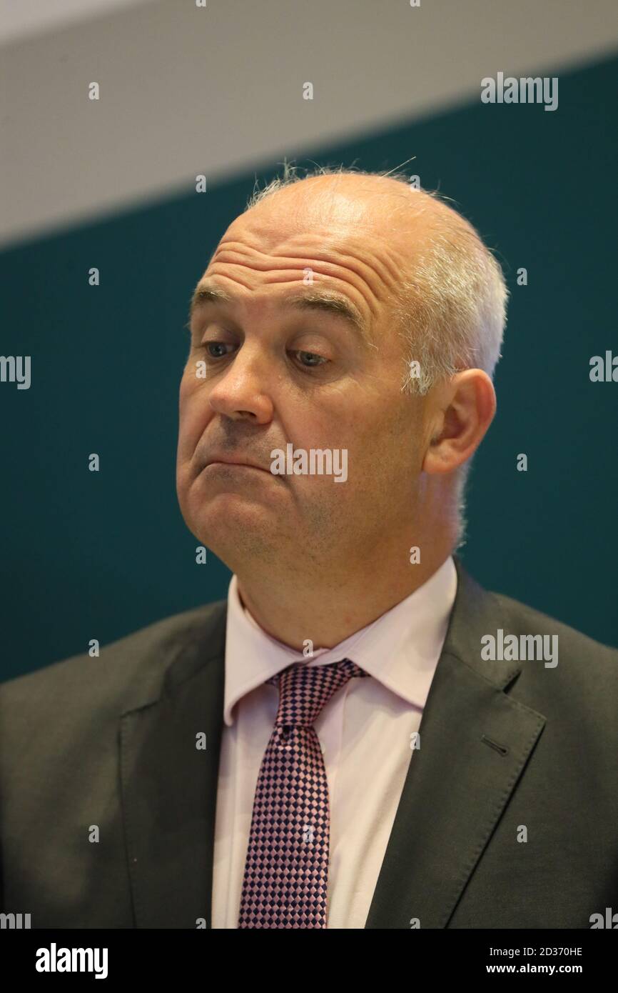 Dr Tony Holohan, capo medico del Dipartimento della Salute durante un briefing al Dipartimento della Salute di Dublino. Altri cinque decessi e 611 casi di Covid-19 sono stati rilevati, ha detto il National Public Health Emergency Team (Nphet) irlandese. Foto Stock