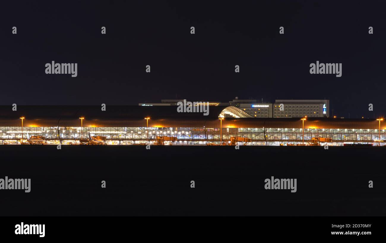 Osaka / Giappone - 5 ottobre 2017: Vista notturna dell'Aeroporto Internazionale di Kansai a Osaka, Giappone, costruito su un'isola artificiale nel mezzo di Osaka Foto Stock