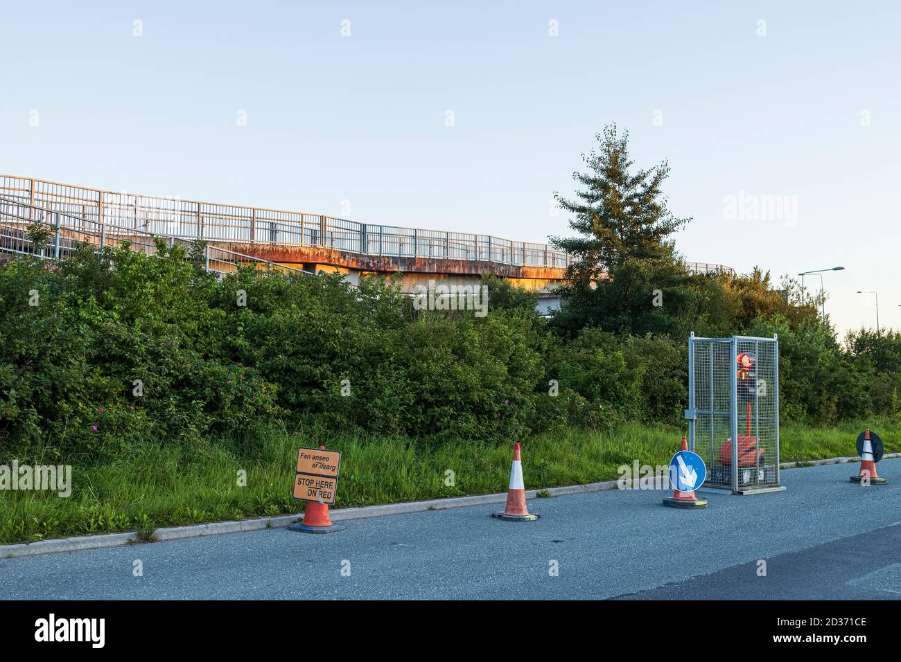 Semafori temporanei in una gabbia, unità portatile, presso i lavori stradali sulla strada Sallins a Johnstown, County Kildare, Irlanda Foto Stock