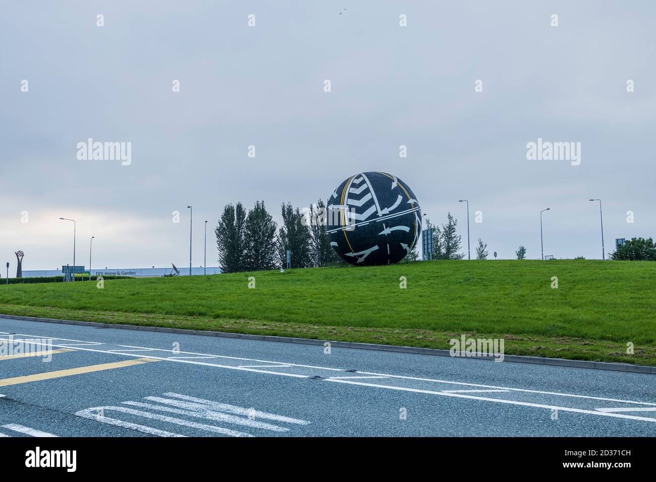 Perpetual Motion degli artisti Remco de Fouw e Rachael Joynt, la Big Ball a Naas alla rotonda con lo svincolo 9 sull'autostrada M7, County Kildar Foto Stock
