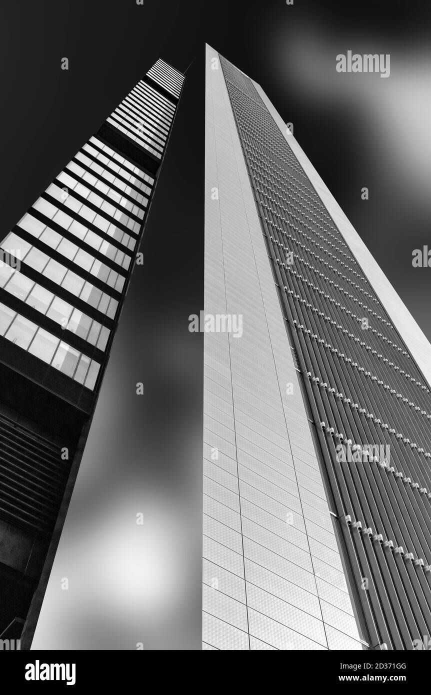 Edificio moderno in prospettiva ed effetti bianchi e neri - disrtritto finanziario Foto Stock