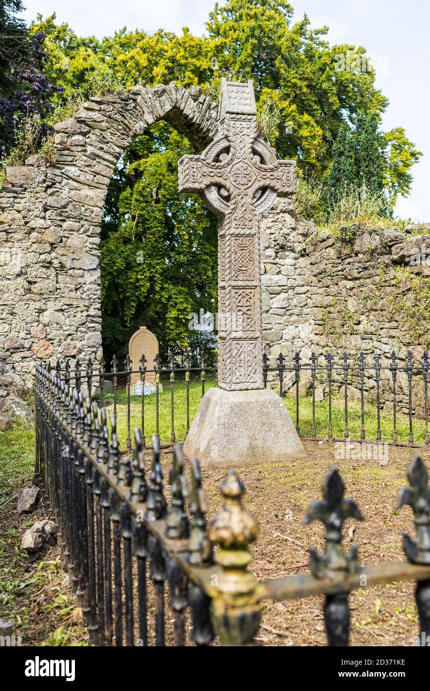 Croce celtica nella chiesa medievale e cimitero stabilito dai Cavalieri Ospitalieri di St John, Johnstown, County Kildare, Irlanda Foto Stock