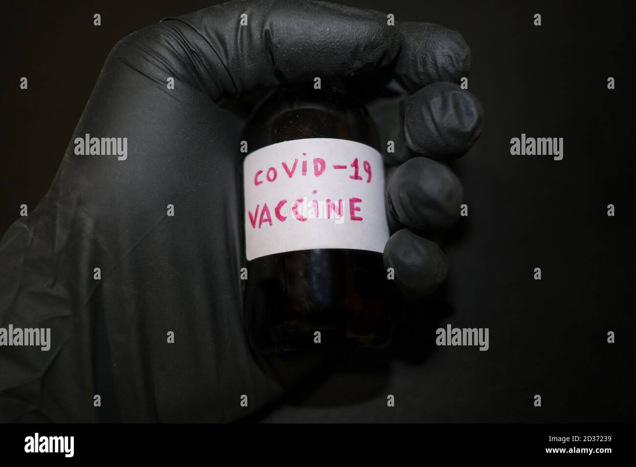 Mano dello scienziato che tiene un contenitore di vaccino di prova del covid19, malattia pandemica del coronavirus trattamento Foto Stock
