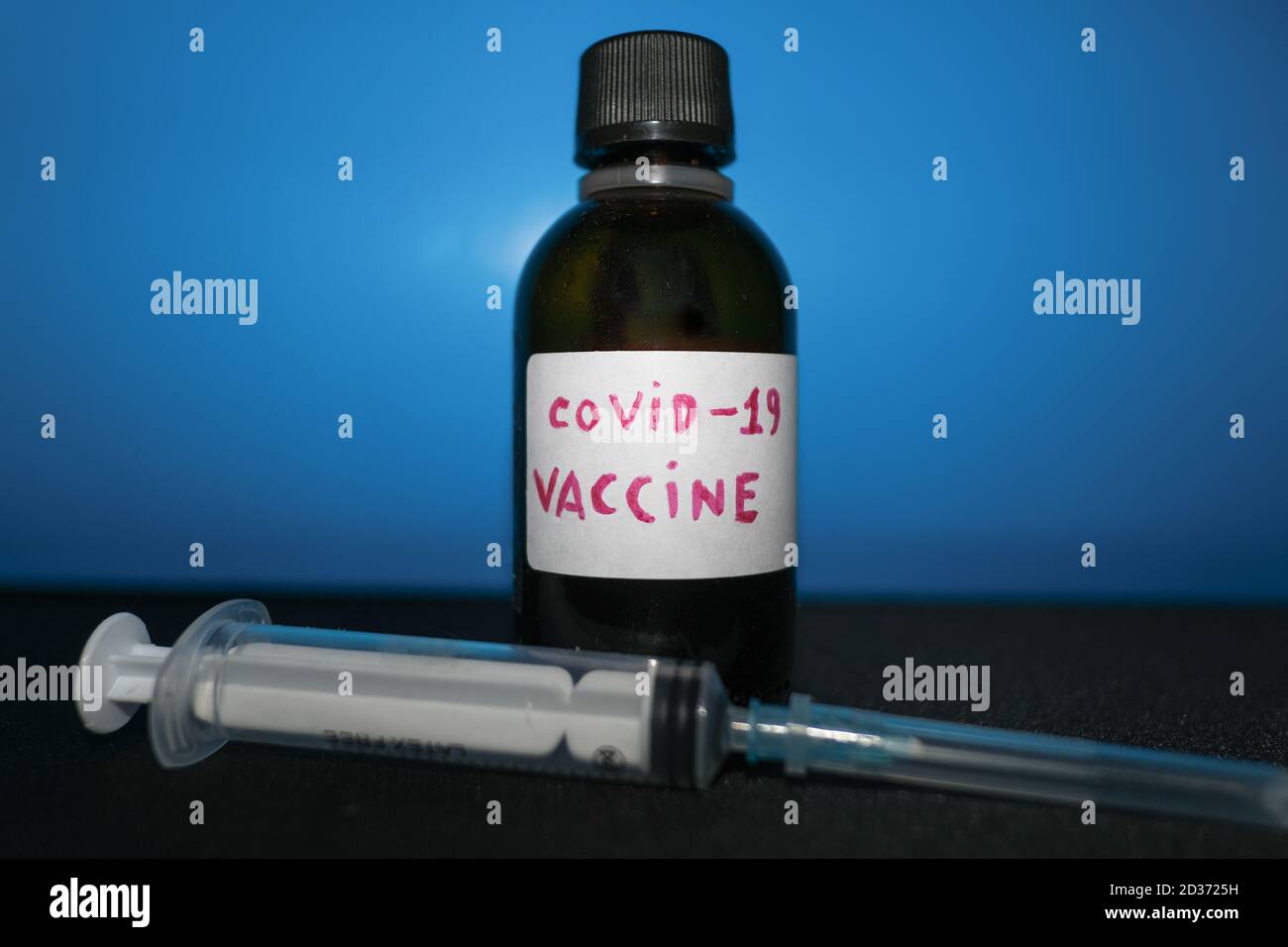 Covid19 contenitore del vaccino di prova e siringa vuota, trattamento della malattia pandemica del coronavirus Foto Stock