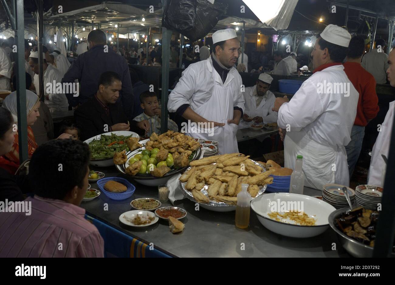 Jemaa el-Fna, Djema el-Fna o Djemaa el-Fnaa) è una piazza e un mercato nel quartiere medina di Marrakech Foto Stock