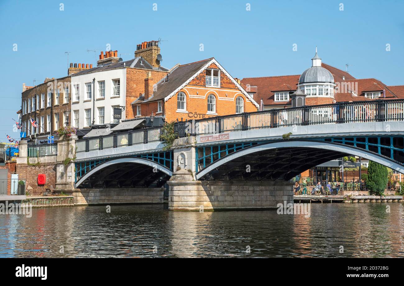 Eton, Buckinghamshire, Inghilterra, Regno Unito. 2020. Il ponte Windsor ed Eton si trova tra le due città. Ponte ad arco in ferro e granito che attraversa t Foto Stock