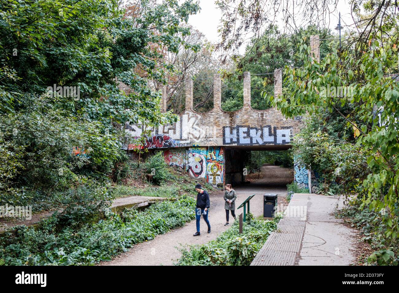 La vecchia stazione di Crouch End sulla Parkland Walk, una linea ferroviaria in disuso, ora un percorso naturalistico, Londra, Regno Unito Foto Stock