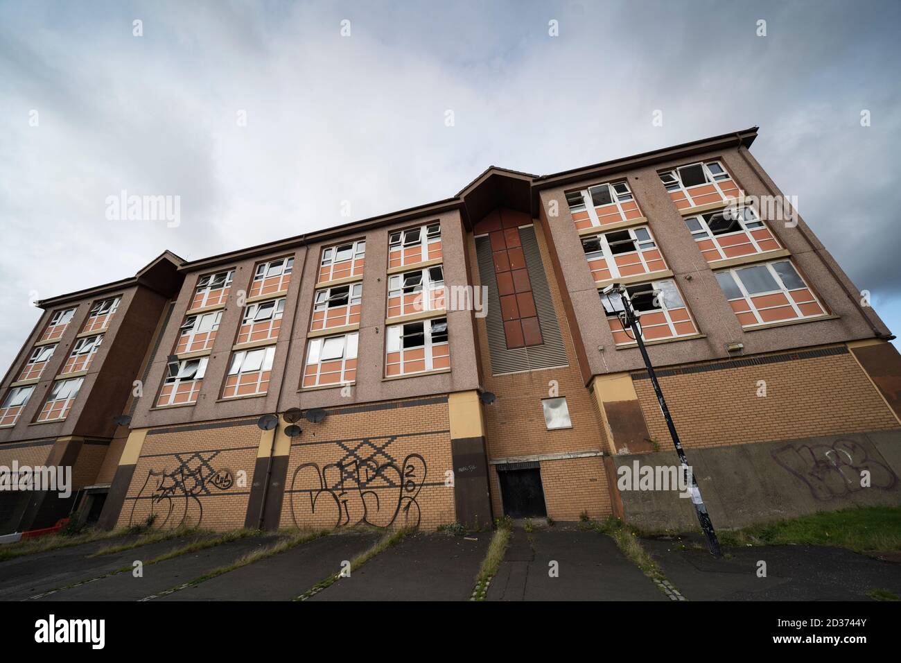 Esterno di blocchi condannati di alloggi sociali prima della demolizione a Gallowgate , Glasgow, Scozia, Regno Unito Foto Stock