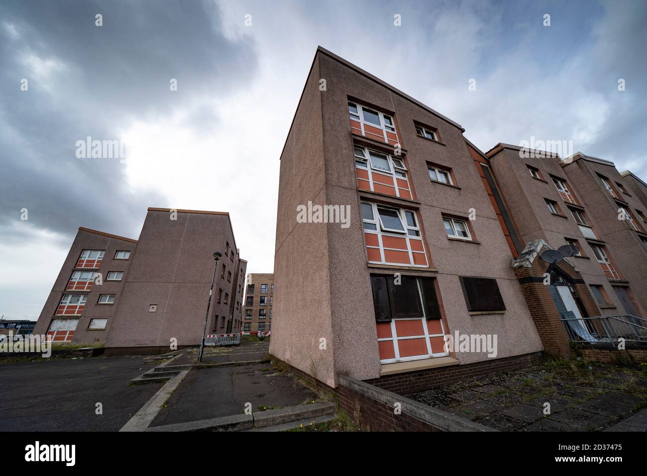 Esterno di blocchi condannati di alloggi sociali prima della demolizione a Gallowgate , Glasgow, Scozia, Regno Unito Foto Stock
