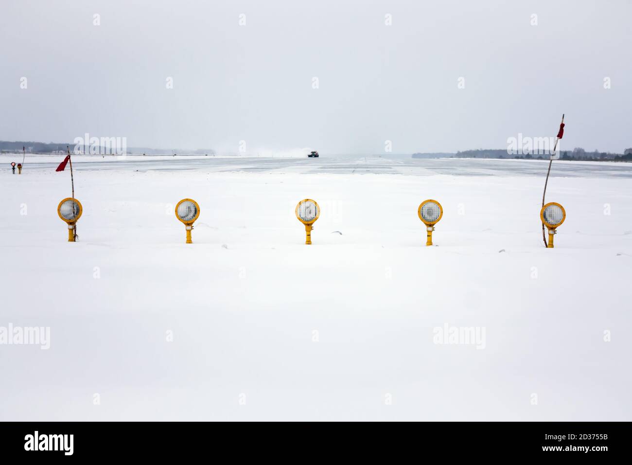Luci di avvicinamento della pista invernale dell'aeroporto Foto Stock