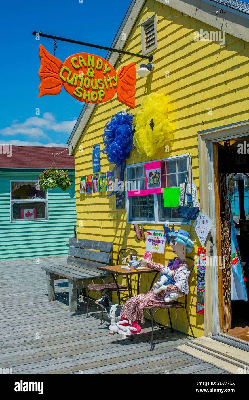 Negozio colorato nel villaggio di pescatori restaurato del XIX secolo di Fisherman's Cove vicino a Halifax, Nuova Scozia, Canada. Foto Stock