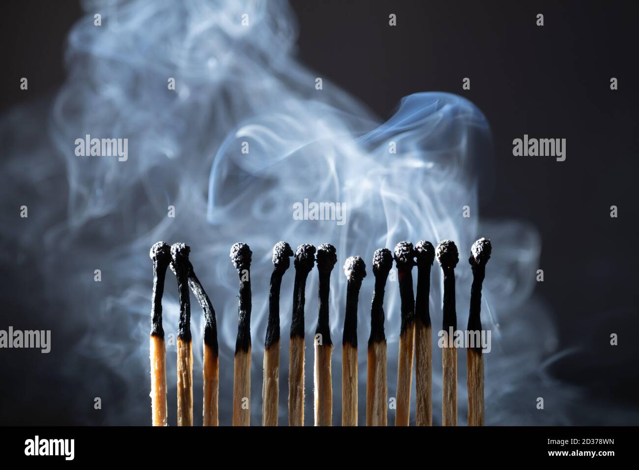 Fiammiferi accesi immagini e fotografie stock ad alta risoluzione - Alamy