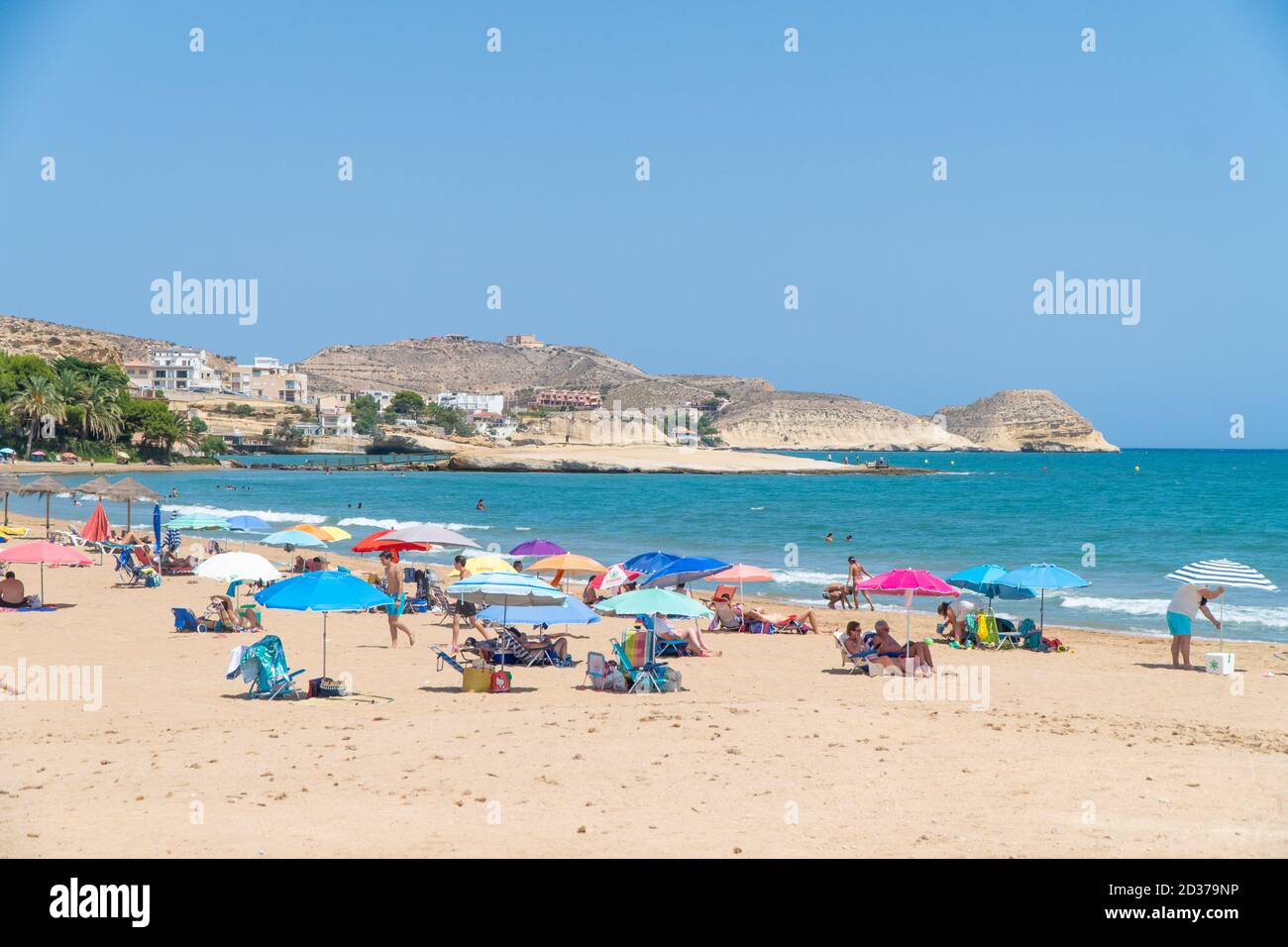I vacanzieri si godono la spiaggia durante il blocco in Spagna Foto Stock