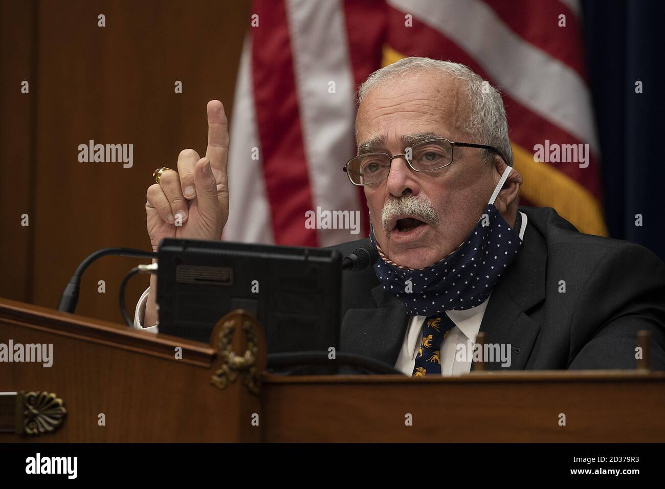 Washington, Stati Uniti. 07 ottobre 2020. Rappresentante Gerry Connolly. D-VA, fa una domanda al commissario per il servizio delle entrate interne Charles P. Rettig come testimonia alla commissione della Camera per la vigilanza e la riforma su Capitol Hill mercoledì 7 ottobre 2020 a Washington, DC. Il Commissario dell’IRS testimonierà su una serie di questioni, tra cui la storia del NY Times che il presidente Donald Trump ha pagato poco o niente tasse federali. Foto della piscina di Tasos Katopodis/UPI Credit: UPI/Alamy Live News Foto Stock