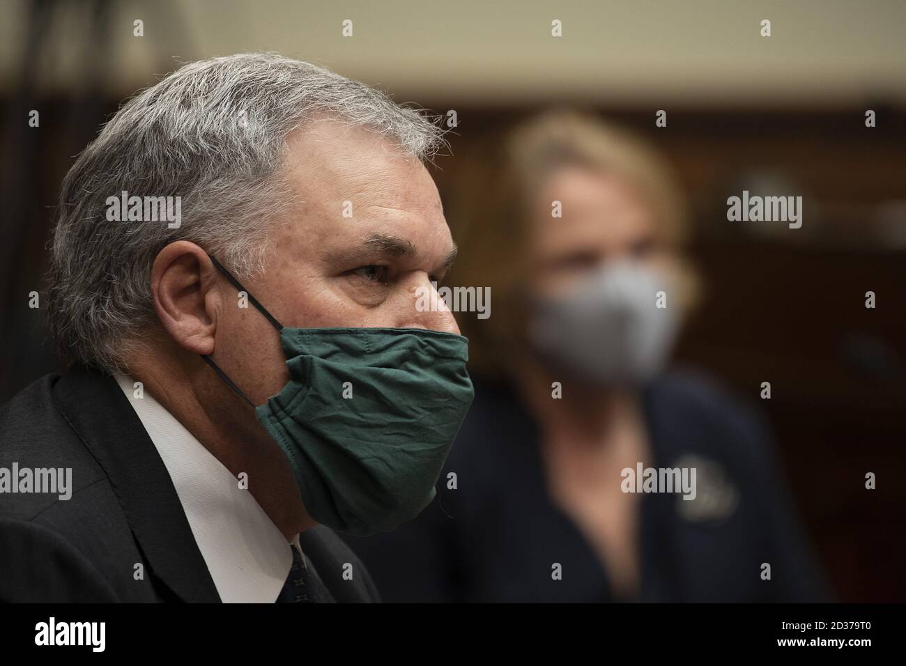 Washington, Stati Uniti. 07 ottobre 2020. Il commissario per il servizio delle entrate interne Charles P. Rettig si prepara a testimoniare alla Camera Committee on Oversight and Reform on Capitol Hill mercoledì 7 ottobre 2020 a Washington, DC. Il Commissario dell’IRS testimonierà su una serie di questioni, tra cui la storia del NY Times che il presidente Donald Trump ha pagato poco o niente tasse federali. Foto della piscina di Tasos Katopodis/UPI Credit: UPI/Alamy Live News Foto Stock