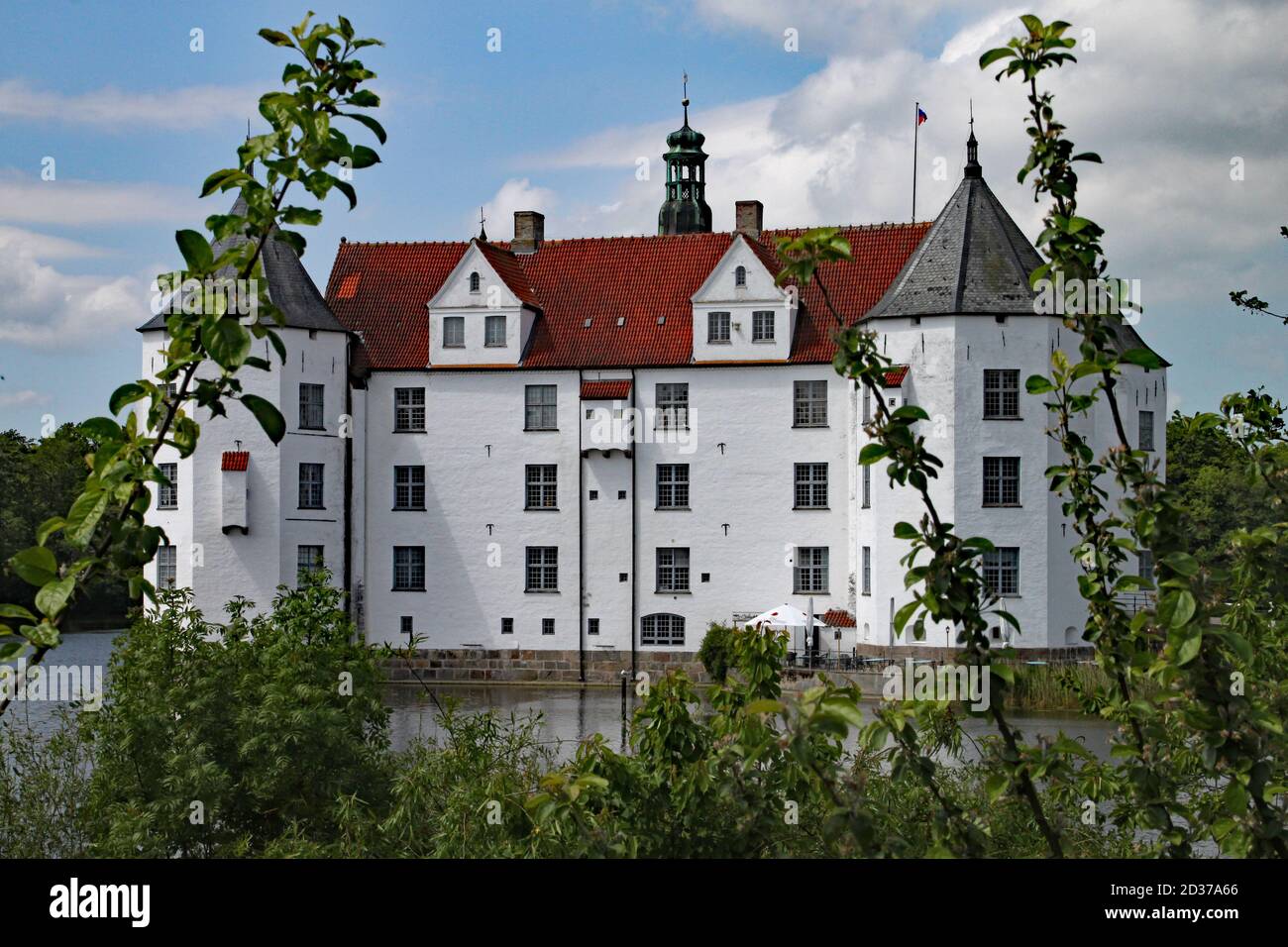 Lo storico castello bianco di Glucksburg a Flensburg in Germania. Qui vivevano gli antenati della famiglia reale danese. Foto Stock