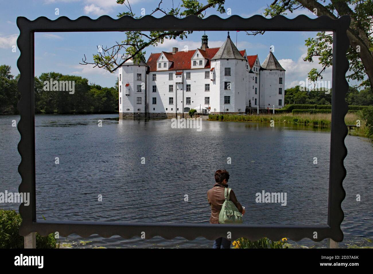 Lo storico castello bianco di Glucksburg a Flensburg in Germania. Qui vivevano gli antenati della famiglia reale danese. Foto Stock