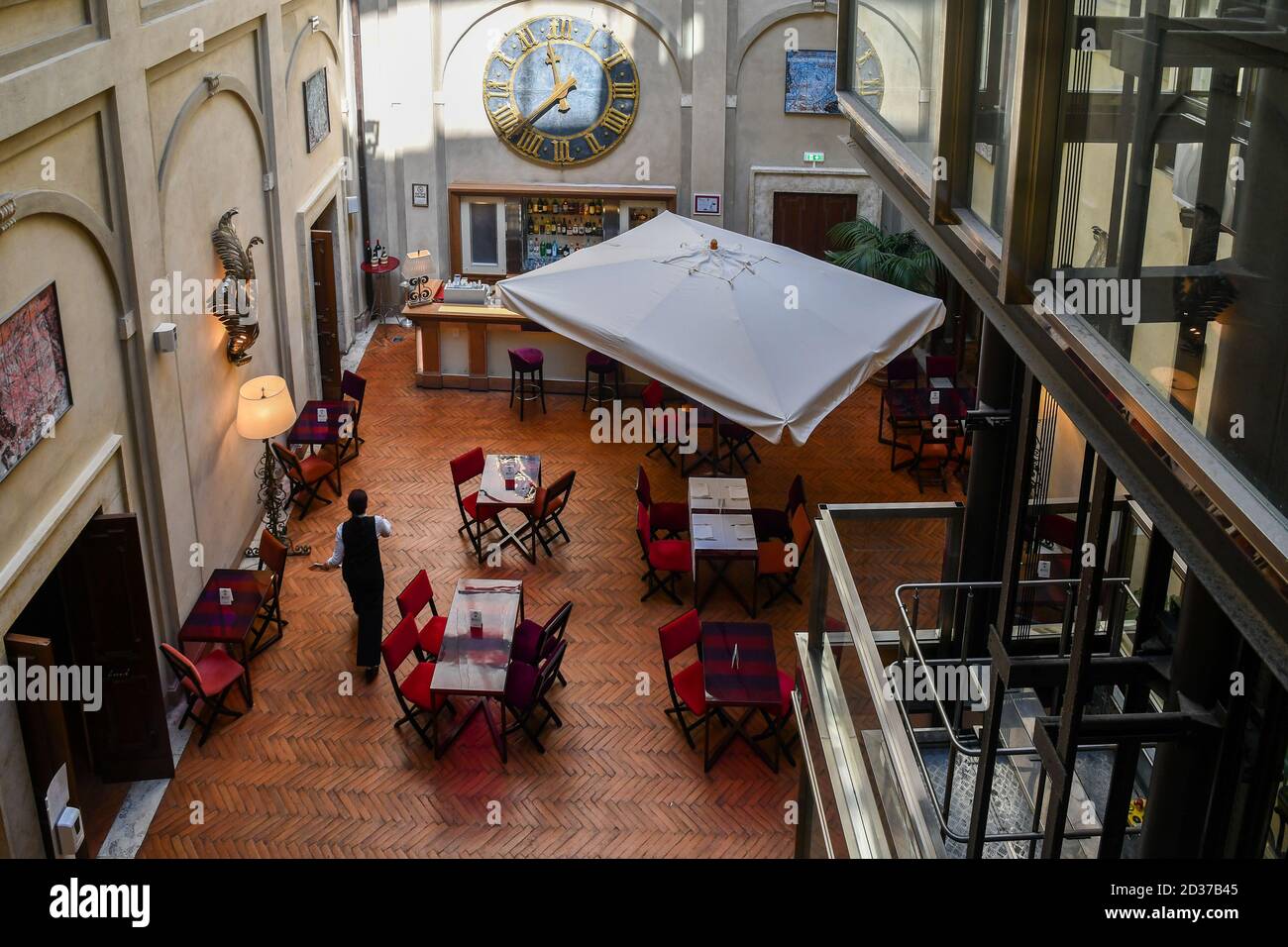 Vista ad alto angolo del lounge bar nel cortile del Grand Hotel Continental, un hotel di lusso a 5 stelle nel centro storico di Siena, Toscana, Italia Foto Stock