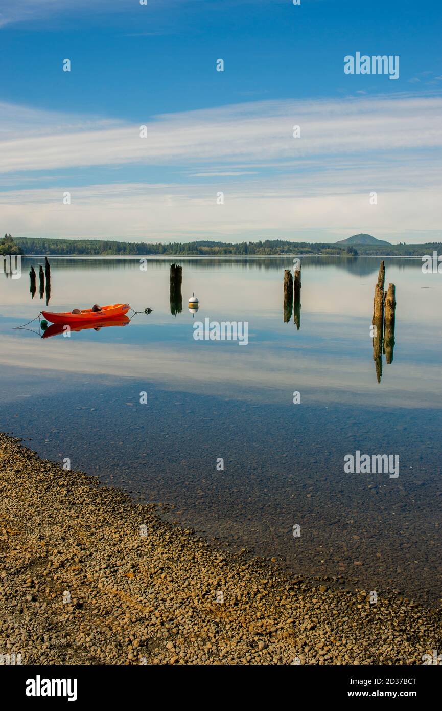 Kayak sul lago Quinault al lago Quinault Lodge, penisola olimpica nello stato di Washington, Stati Uniti. Foto Stock