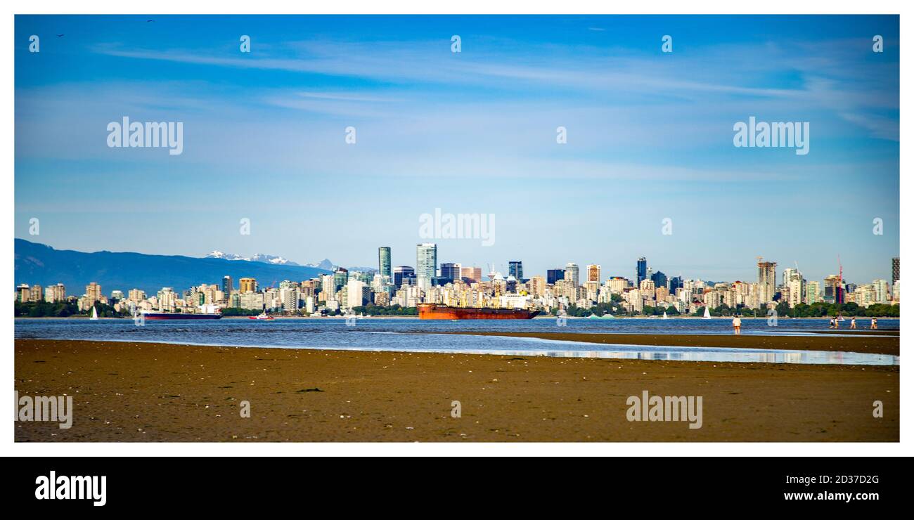 Vista sulla città durante la bassa marea Foto Stock