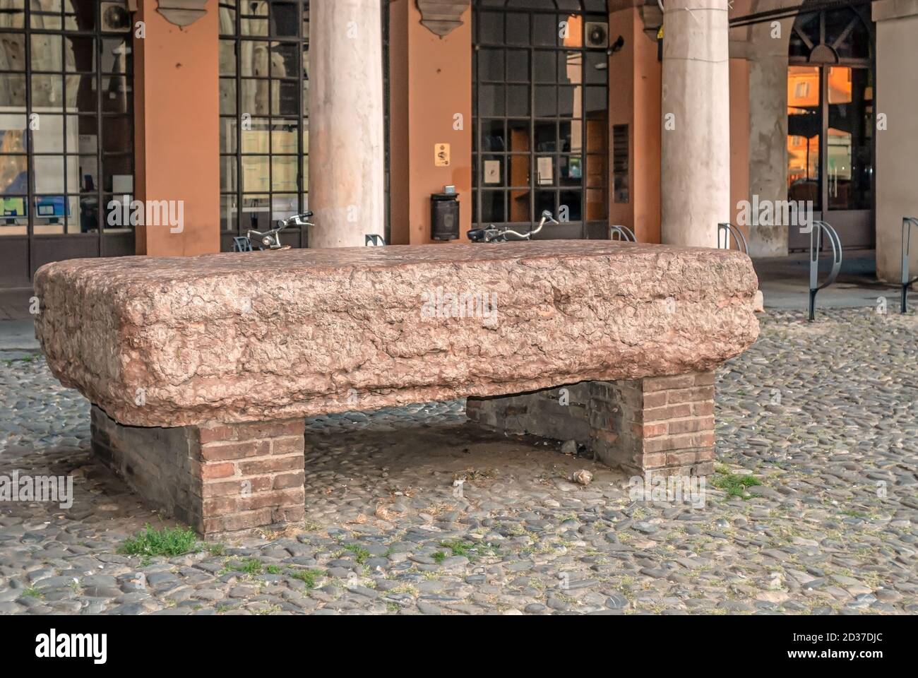 La pietra Ringadora di Modena, Emilia-Romagna, Italia. La tribuna di pietra di fronte all'edificio, serviva come un leggio da cui si tenevano discorsi Foto Stock