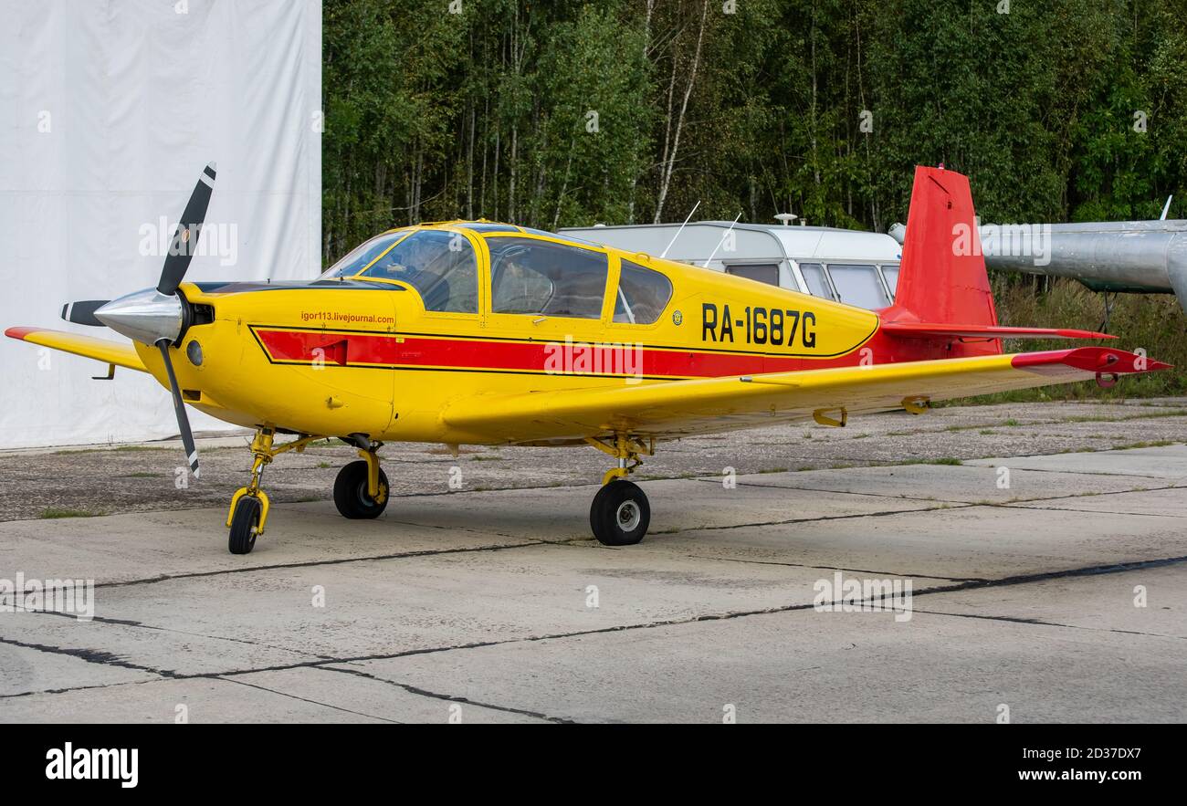 12 settembre 2020, regione di Kaluga, Russia. IAR 823 velivoli da addestramento multiuso presso l'aeroporto di Oreshkovo. Foto Stock