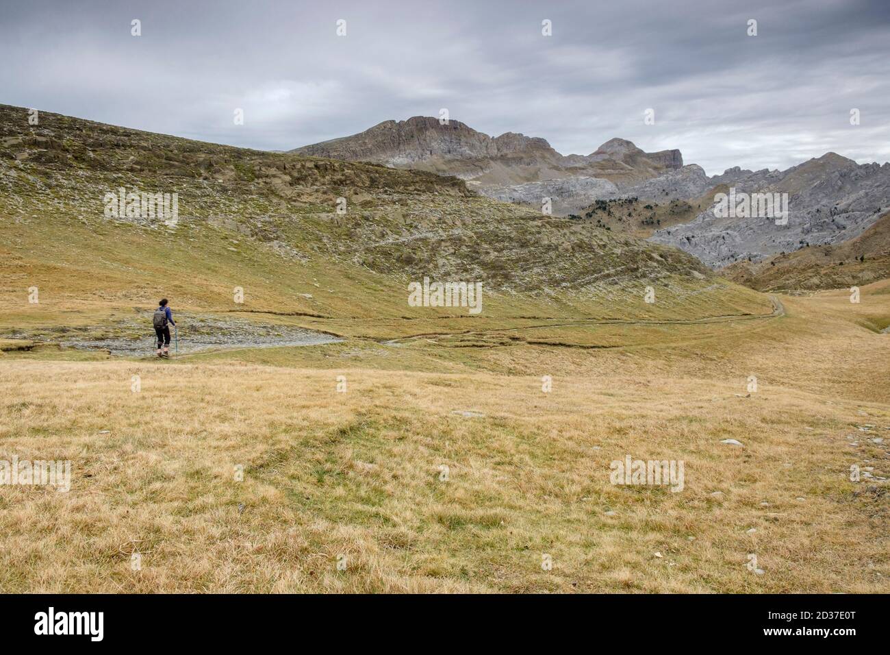 Cursionista, Linza, Parque natural de los Valles Occidentales, Huesca, cordillera de los pirineos, Spagna, Europa Foto Stock