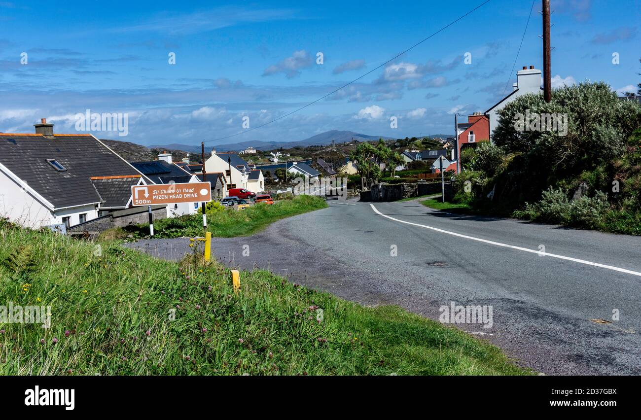 La strada per Crookhaven, un tranquillo e pittoresco villaggio di pescatori nella parte occidentale di Cork, Irlanda. Ha un grande porto protetto. Foto Stock