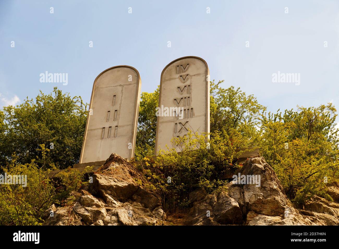 Tavolette di pietra su una collina rocciosa con 10 comandamenti scolpiti Foto Stock