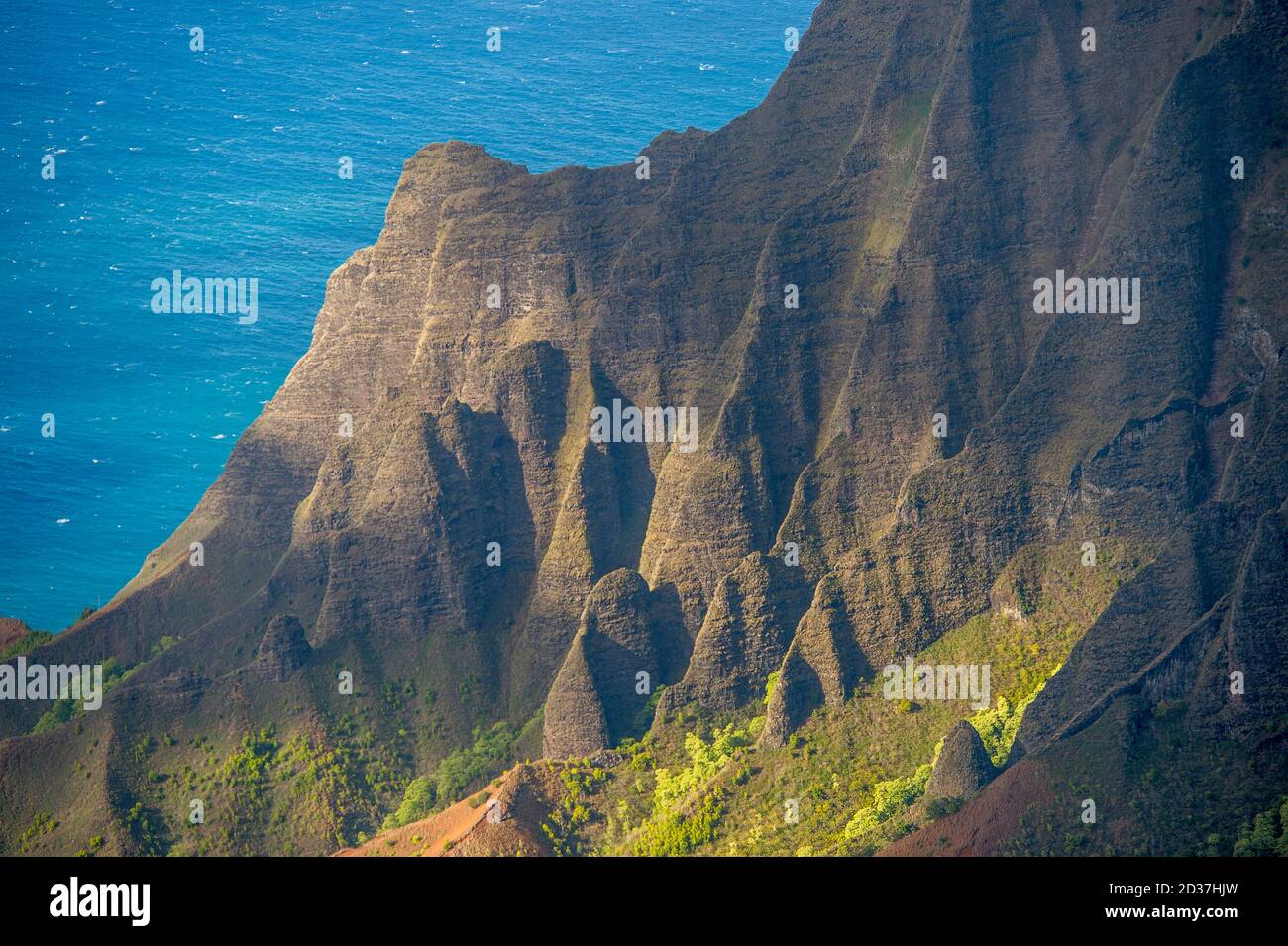 Vista della costa di Na Pali dal Waimea Canyon state Park vicino a Waimea sul lato occidentale dell'isola di Kauai, Hawaii, USA. Foto Stock