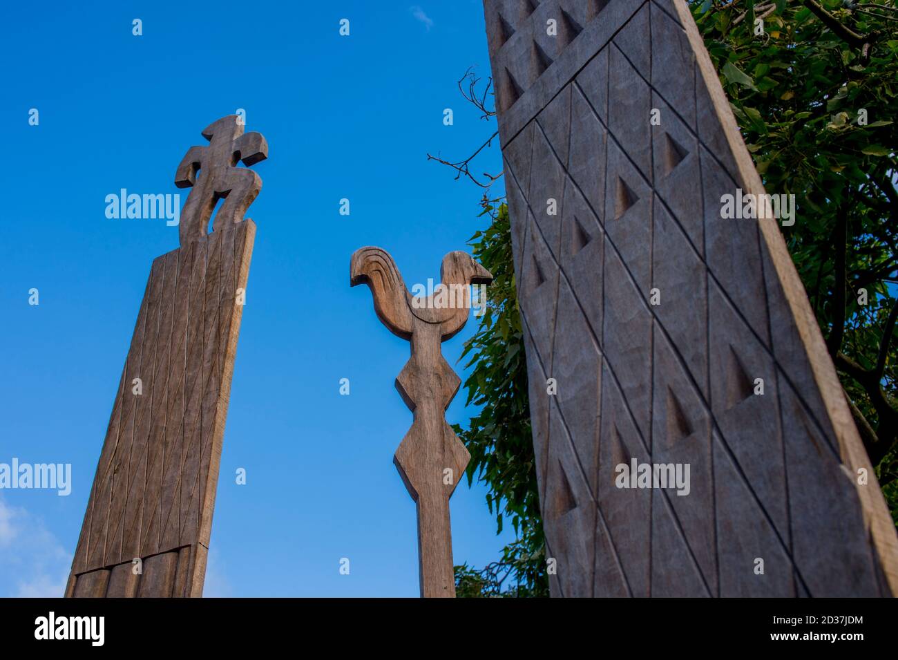 Scena di strada con sculture Tiki di fronte al negozio di arte tribale a Hanalei sull'isola di Kauai, Hawaii, USA. Foto Stock