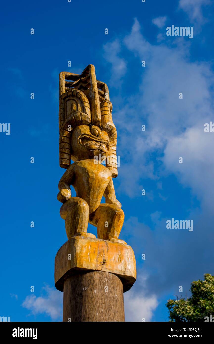 Scena di strada con sculture Tiki di fronte al negozio di arte tribale a Hanalei sull'isola di Kauai, Hawaii, USA. Foto Stock