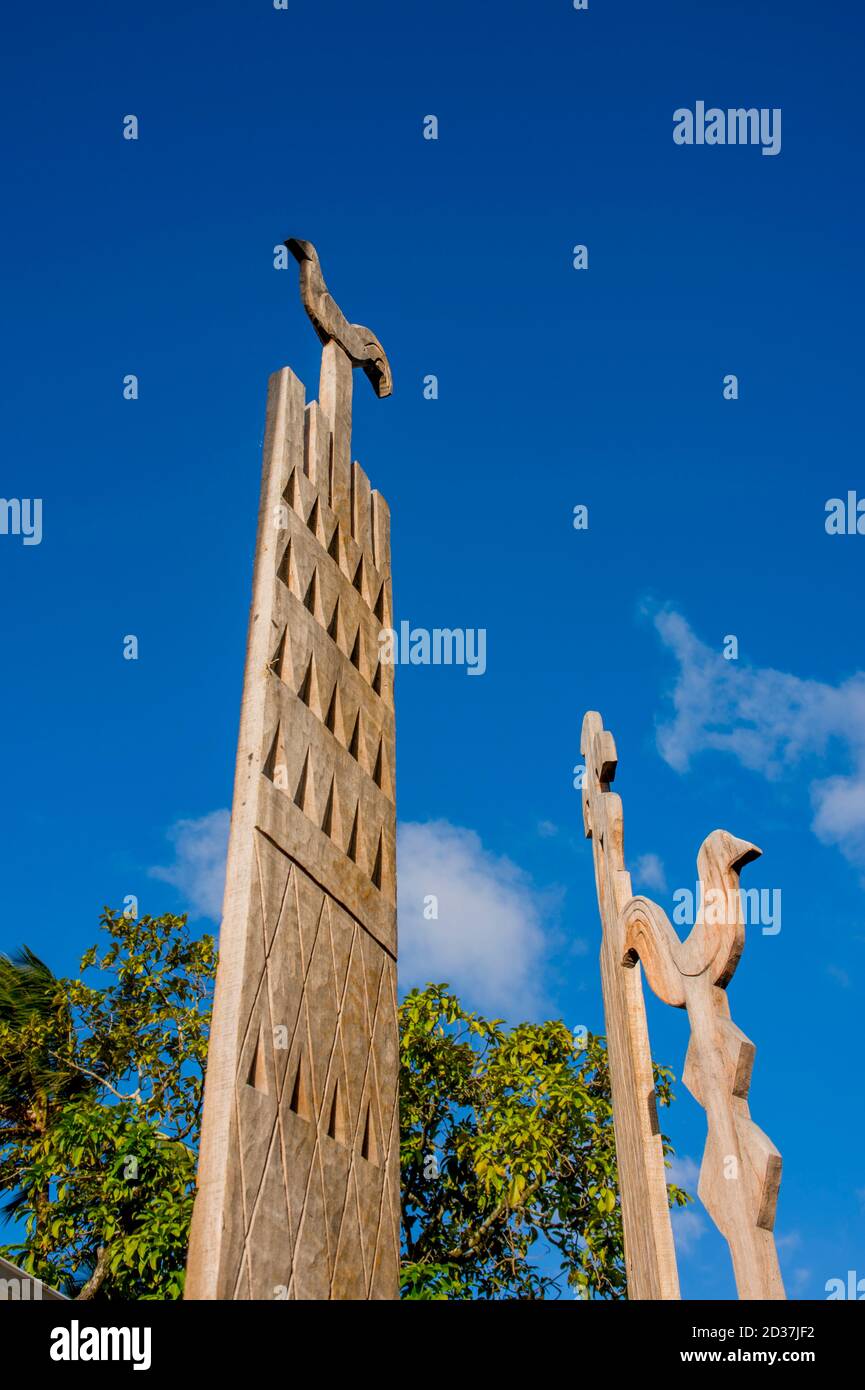 Scena di strada con sculture Tiki di fronte al negozio di arte tribale a Hanalei sull'isola di Kauai, Hawaii, USA. Foto Stock