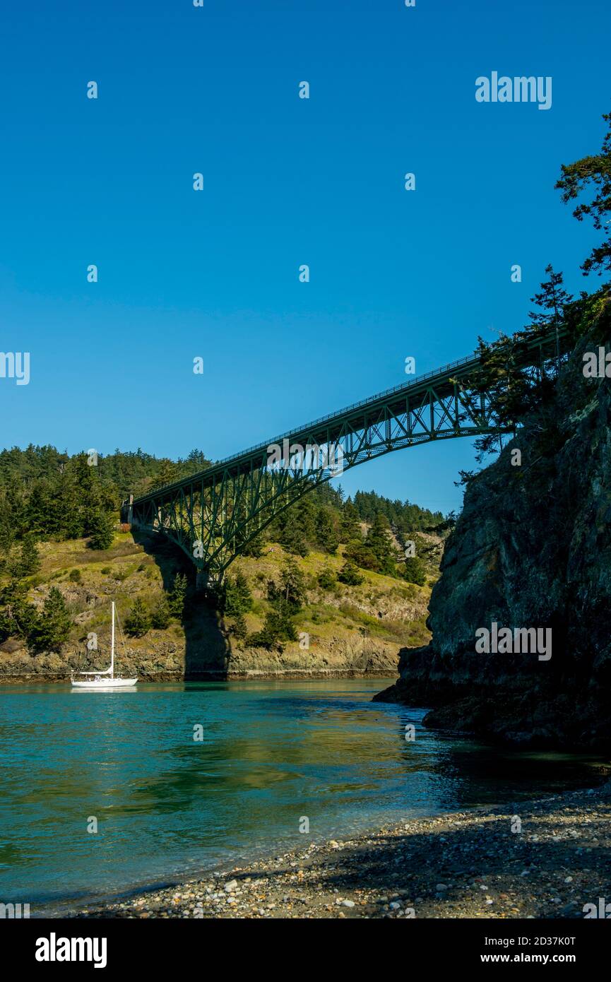 Vista del ponte Deception Pass e della barca a vela da North Beach of Deception Pass state Park su Whidbey Island, Washington state, Stati Uniti. Foto Stock