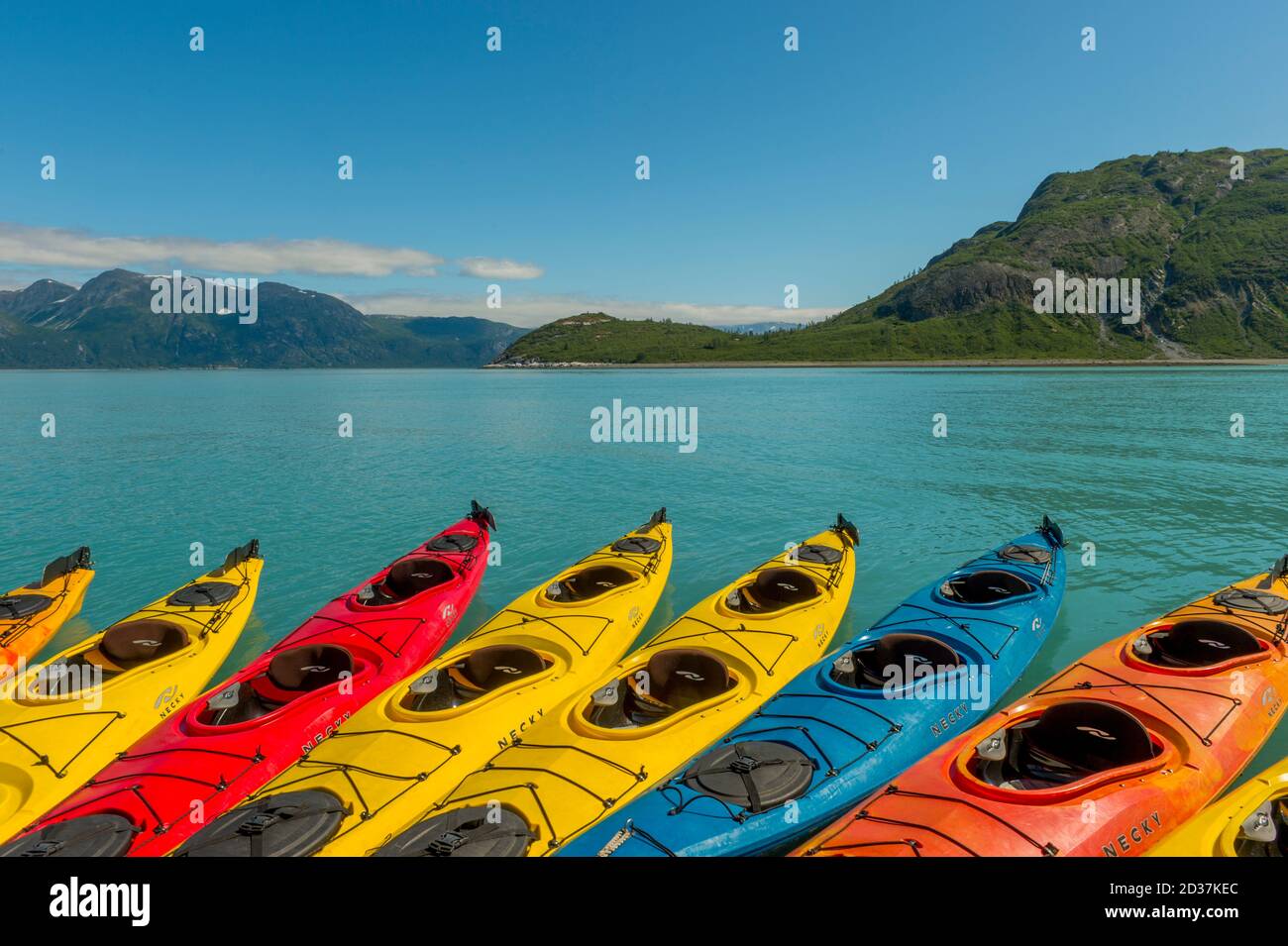 Colorati kayak marini accanto alla nave da crociera Safari Endeavour nel Glacier Bay National Park, Alaska sudorientale, Stati Uniti. Foto Stock