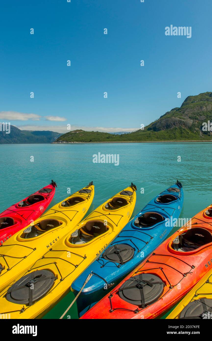 Colorati kayak marini accanto alla nave da crociera Safari Endeavour nel Glacier Bay National Park, Alaska sudorientale, Stati Uniti. Foto Stock