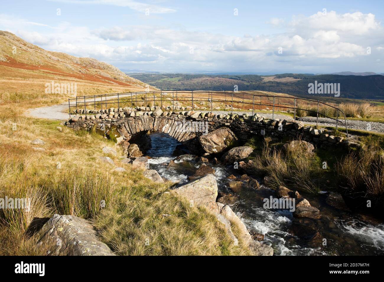 Walna Scar Road che attraversa Torver Beck su Torver Bridge, Lake District, UK Foto Stock