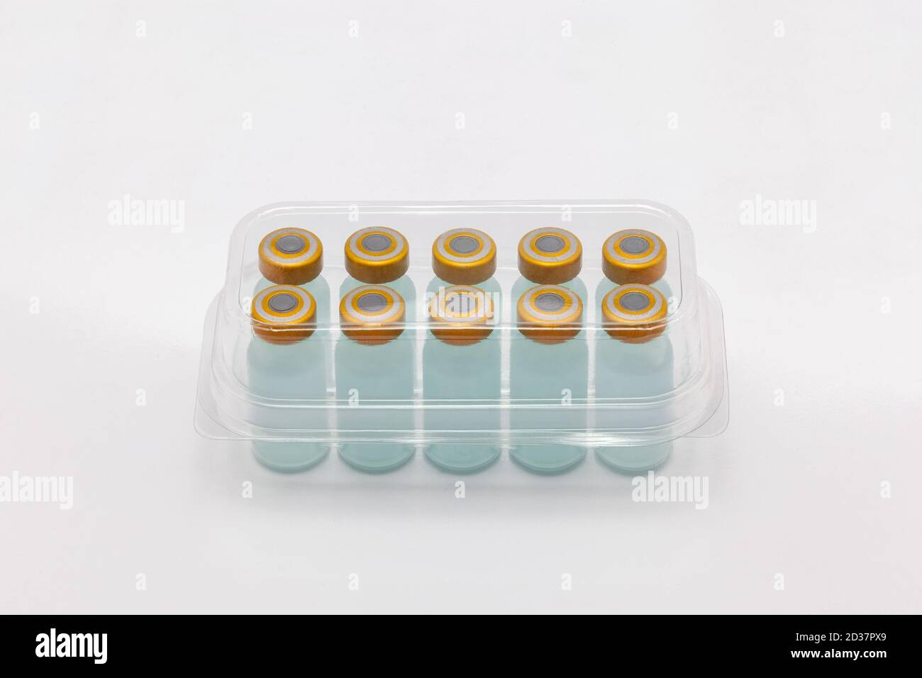 Dieci bottiglie di vaccino all'interno di una scatola di plastica trasparente chiusa Foto Stock