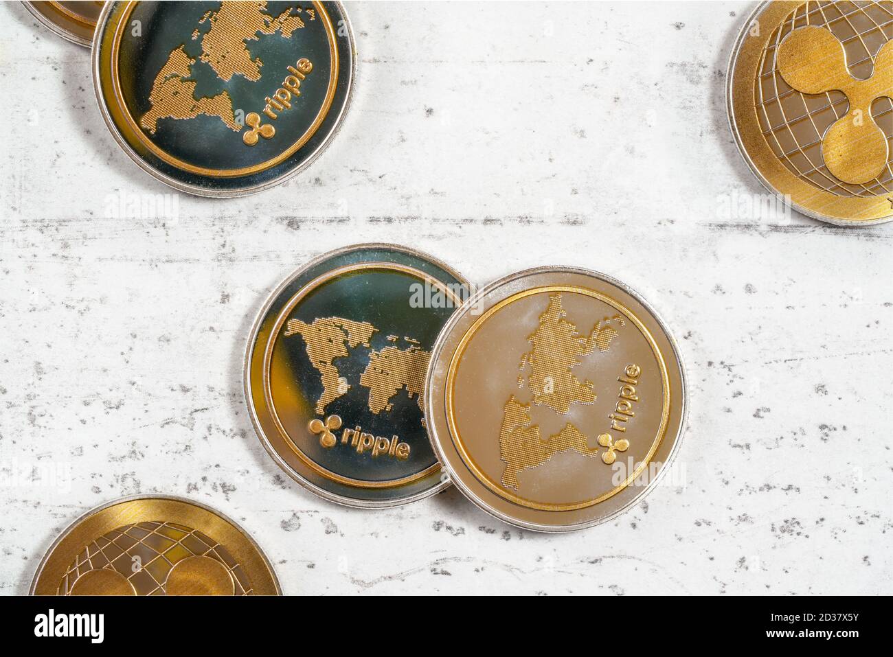 XRP ripple monete d'oro criptovalute su pietra bianca come la tavola, vista  dall'alto verso il basso Foto stock - Alamy