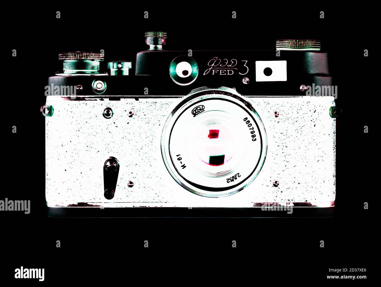 Un'immagine d'arte di una fotocamera d'epoca russa Fed 3 scattata in uno stile negativo. Foto Stock