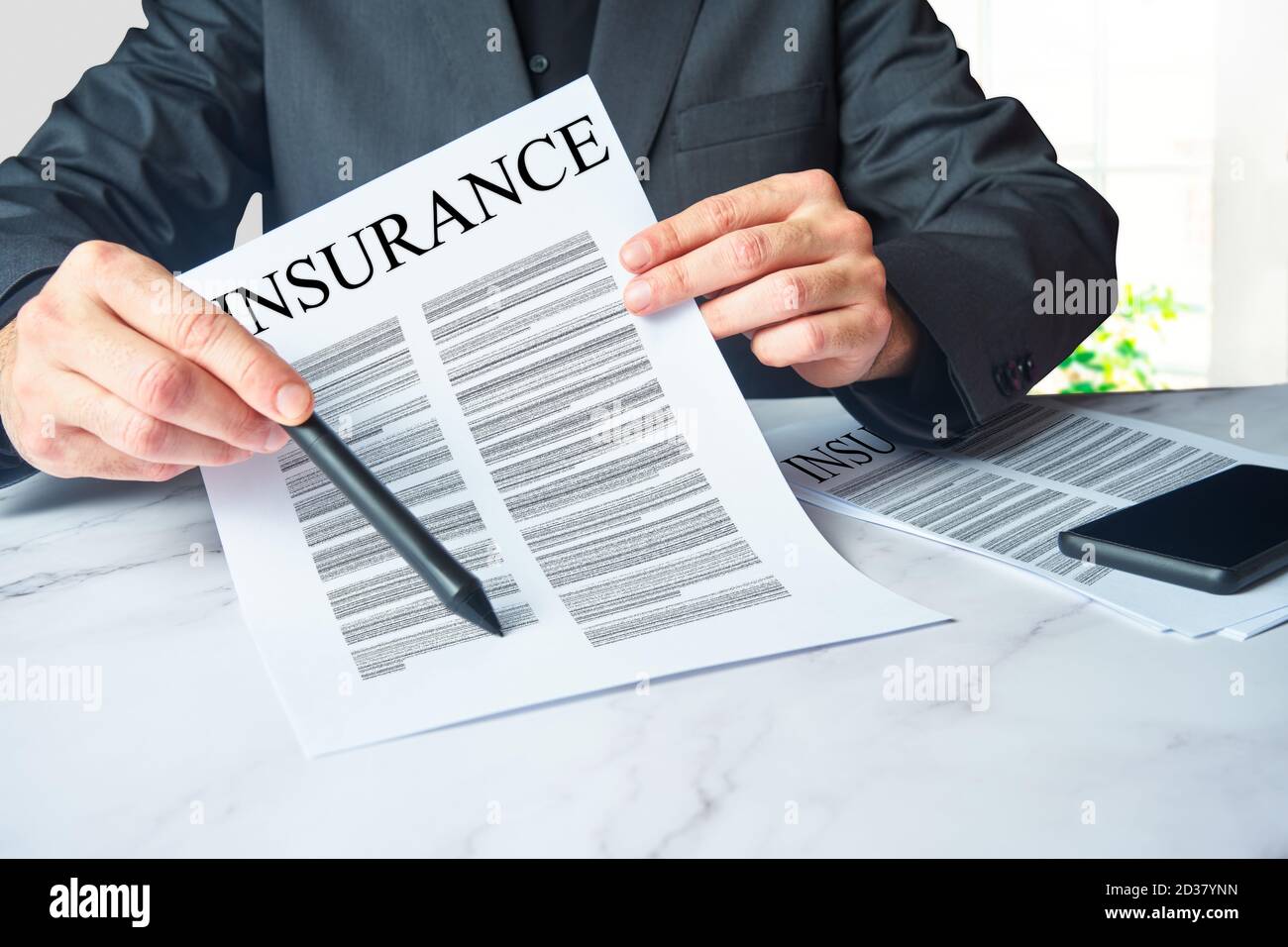 Agente assicurativo che mostra un contratto da firmare. Concetto di assicurazione medica, casa, auto, vita e ipoteca concetto Foto Stock