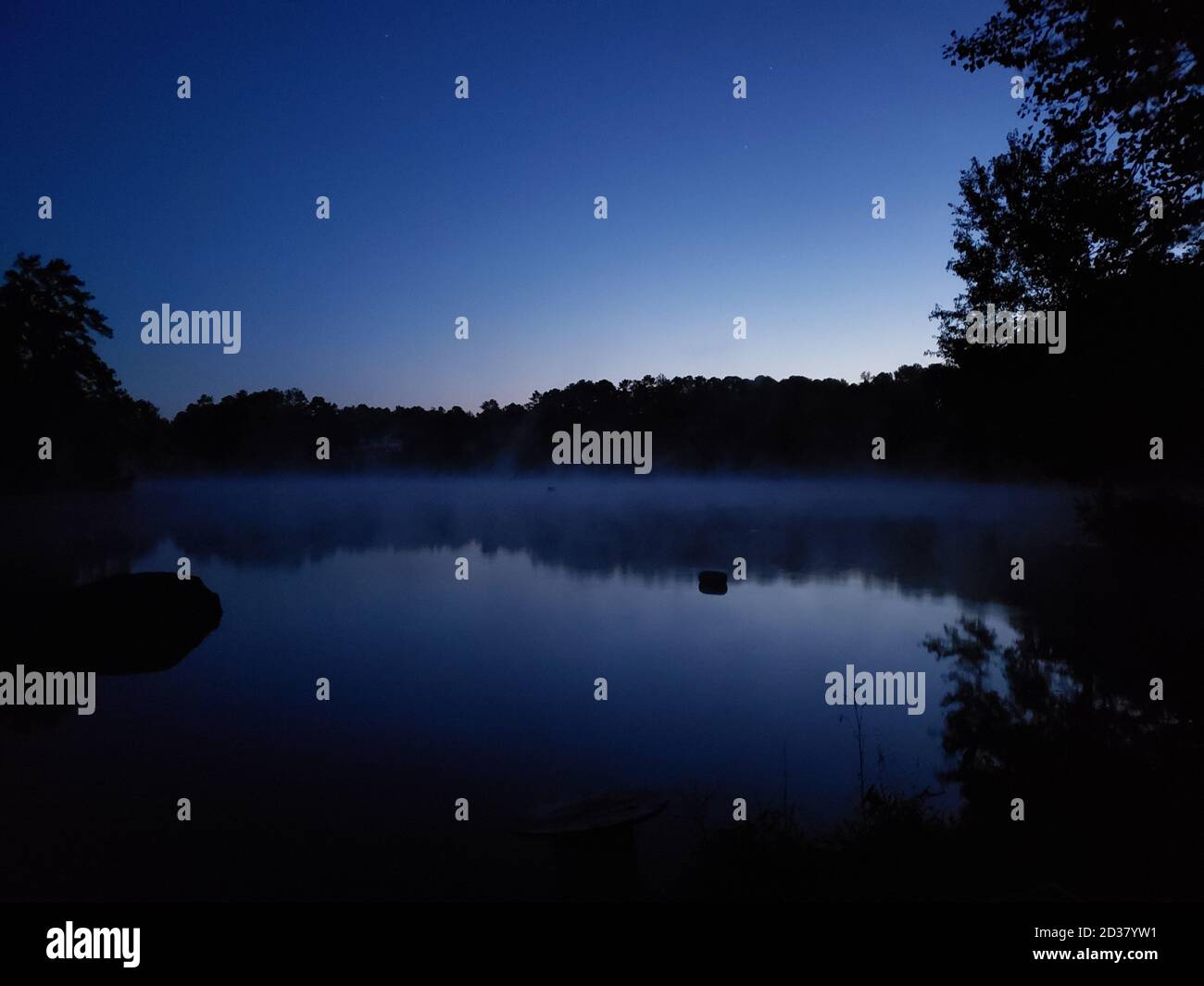 Vapore misterioso; quando l'aria notturna è 30 gradi più fredda dell'acqua del lago, fa vapore. Foto Stock