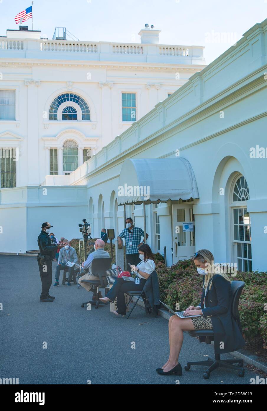 Washington, DC, Stati Uniti. 7 Ott 2020. I membri del corpo stampa della Casa Bianca lavorano fuori dalla stanza di Briefing della Stampa di James S. Brady della Casa Bianca durante la pandemia del coronavirus a Washington, DC, Stati Uniti, mercoledì 7 ottobre 2020. Credit: Sarah Silbiger/Pool via CNP | Usage worldwide Credit: dpa/Alamy Live News Foto Stock