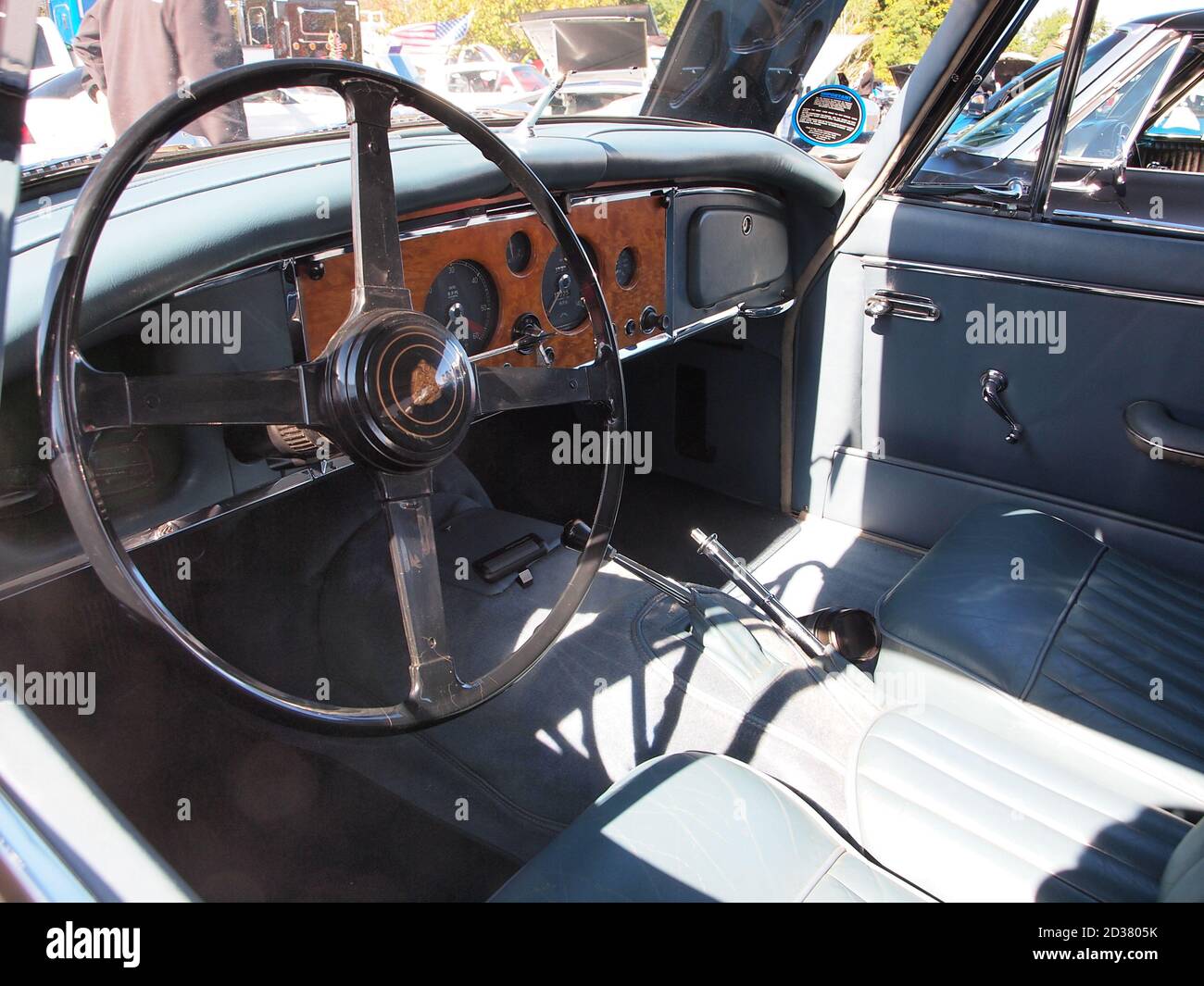 Interni restaurati di una Jaguar XK-15 convertibile del 1959 in occasione di una recente mostra automobilistica del New Jersey. Il grande volante e la pelle aromatica si adattano all'era. Foto Stock