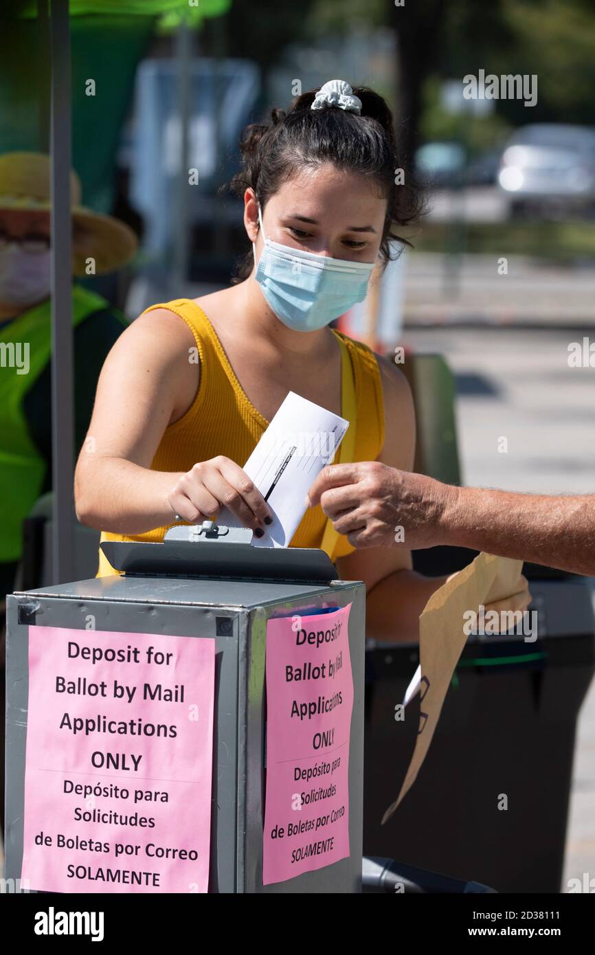 Austin, TX USA 7 ottobre 2020: Hannah Flicker di Austin cade nella sua richiesta di votazione per posta in arrivo come Travis County (TX) elezioni i funzionari accettano i voti per posta in entrata presso l'unico centro di raccolta autorizzato nella contea una settimana prima che inizi il voto per le elezioni del 2020 novembre. Credit: Bob Daemmrich/Alamy Live News Foto Stock