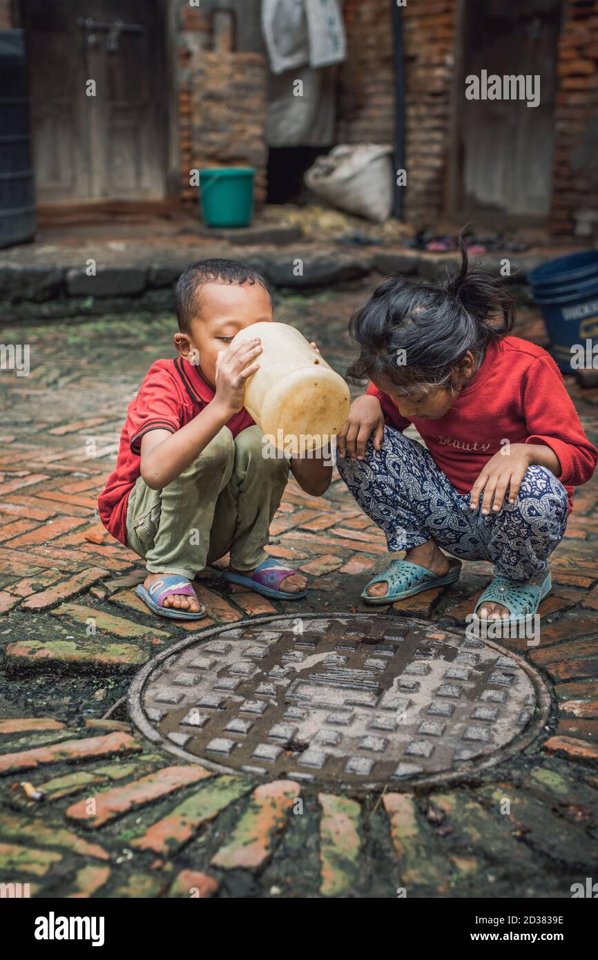 Dalit bambini in un villaggio vicino a Kathmandu, Nepal. Foto Stock