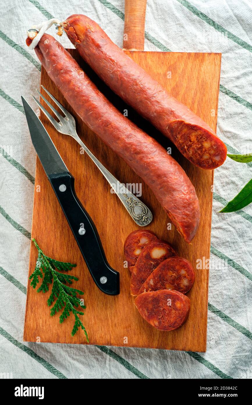 Salsiccia di chorizo spagnolo su tavola da cucina e coltello e forchetta  Foto stock - Alamy